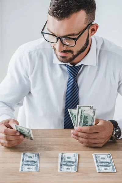 Knappe Business Adviseur Glazen Tellen Dollar Biljetten Tafel Kantoor — Stockfoto