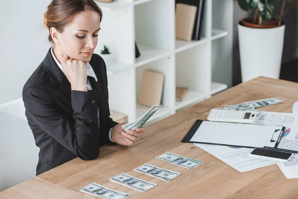 Penasehat Bisnis Menghitung Uang Kertas Dolar Atas Meja Kantor — Stok Foto