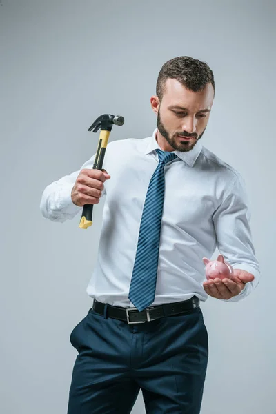 Financier Verbreking Piggy Bank Met Hamer Geïsoleerd Grijs — Stockfoto