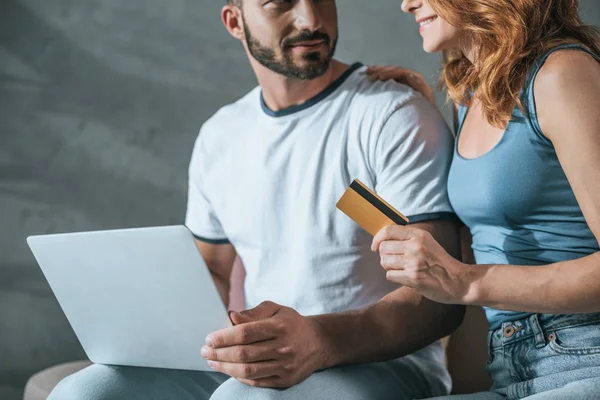 Imagen Recortada Pareja Compras Línea Con Ordenador Portátil Tarjeta Crédito — Foto de Stock