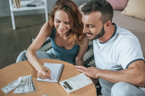 Casal Planejando Orçamento Familiar Escrever Algo Para Notebook Sala Estar — Fotografia de Stock