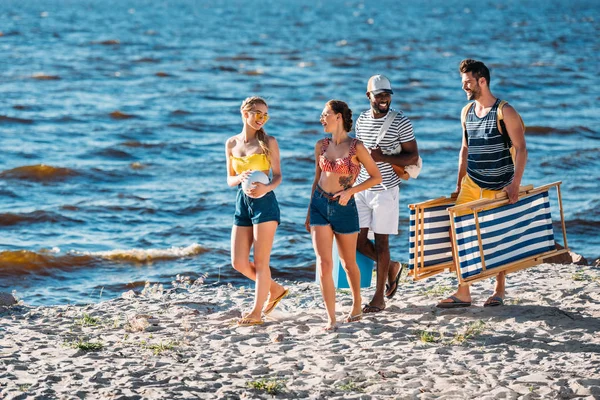 Smilende Unge Multietniske Venner Med Strandgjenstander Sandkysten – stockfoto