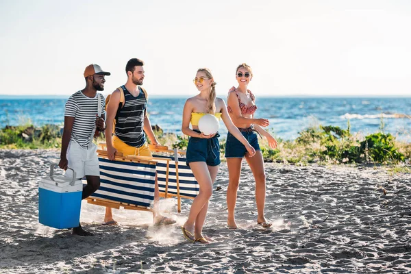 Glückliche Junge Multiethnische Freunde Mit Liegestühlen Kühler Und Ball Sandstrand — Stockfoto