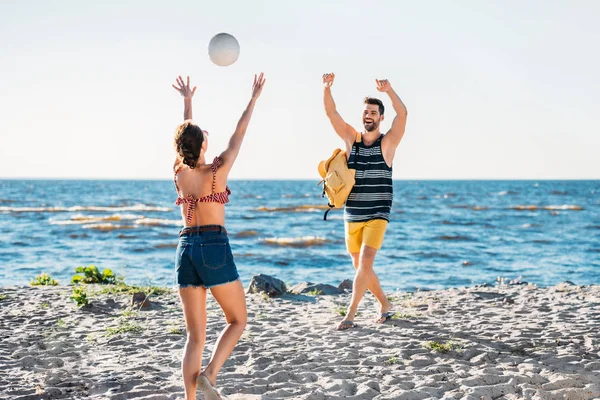 Glückliches Junges Paar Spielt Volleyball Sandstrand — Stockfoto