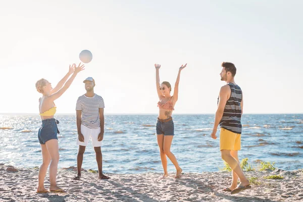 Felices Jóvenes Amigos Multiétnicos Jugando Voleibol Playa Costa Del Mar — Foto de Stock