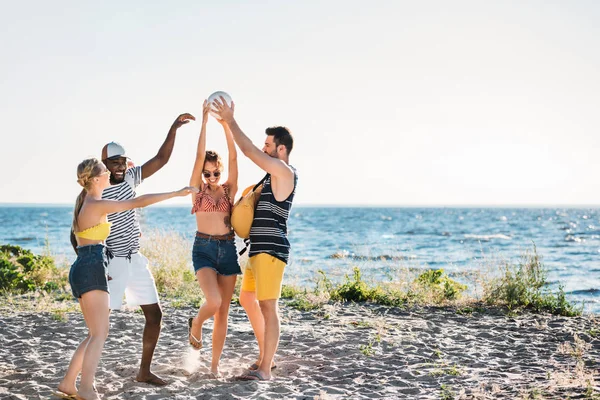 Felizes Jovens Amigos Multiétnicos Segurando Bola Praia Areia — Fotografia de Stock