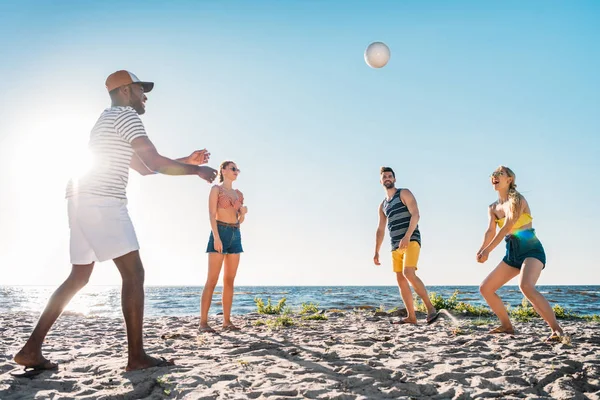 Happy Young Multiethnic Friends Playing Volleyball Sandy Beach — Stock Photo, Image