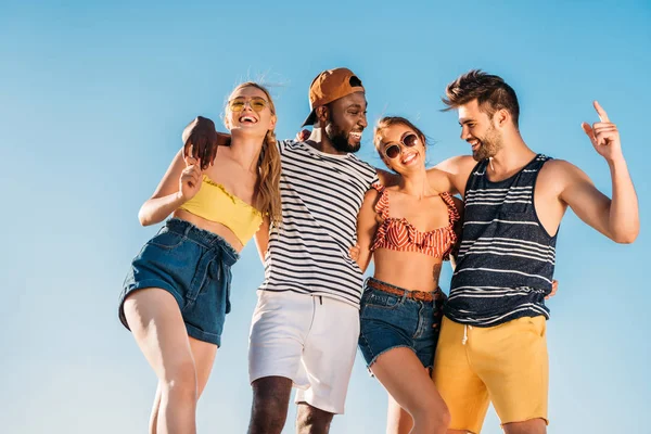 Visão Baixo Ângulo Jovens Amigos Multiétnicos Felizes Sorrindo Contra Céu — Fotografia de Stock