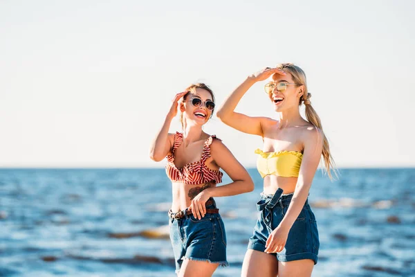 Felici Giovani Donne Occhiali Sole Che Camminano Insieme Sulla Spiaggia — Foto Stock