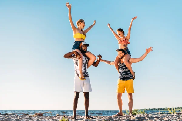 Alegre Jóvenes Amigos Multiétnicos Divertirse Juntos Playa Arena — Foto de Stock