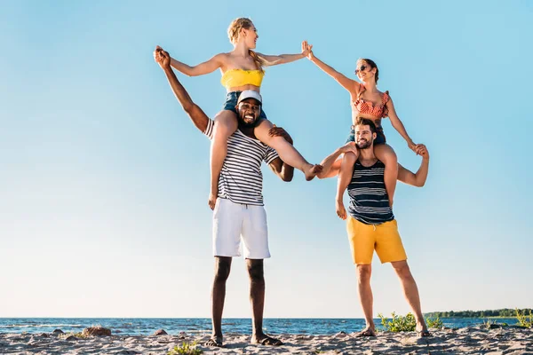 Felices Jóvenes Amigos Multiétnicos Divirtiéndose Juntos Playa Arena — Foto de Stock