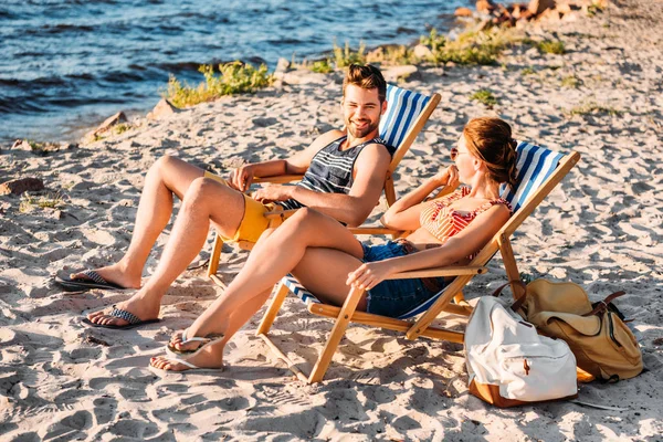 Wysoki Kąt Widzenia Szczęśliwa Para Młodych Odpoczynek Szezlong Piaszczystej Plaży — Zdjęcie stockowe