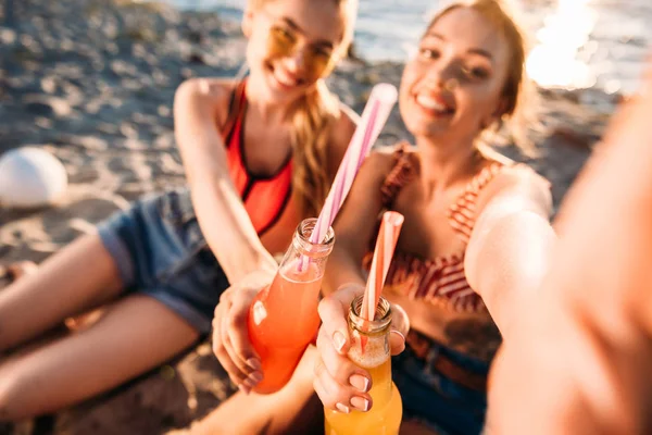 Selective Focus Happy Young Girlfriends Holding Glass Bottles Summer Drinks — Stock Photo, Image