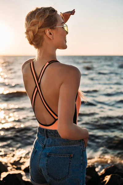 Vista Sulla Spiaggia Ragazza Sorridente Occhiali Sole Guardando Bella Vista — Foto stock gratuita