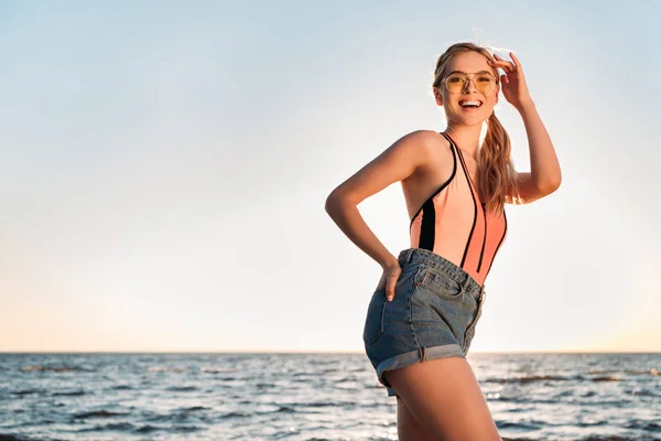 Beautiful Happy Young Woman Sunglasses Swimsuit Denim Shorts Smiling Camera — Stock Photo, Image