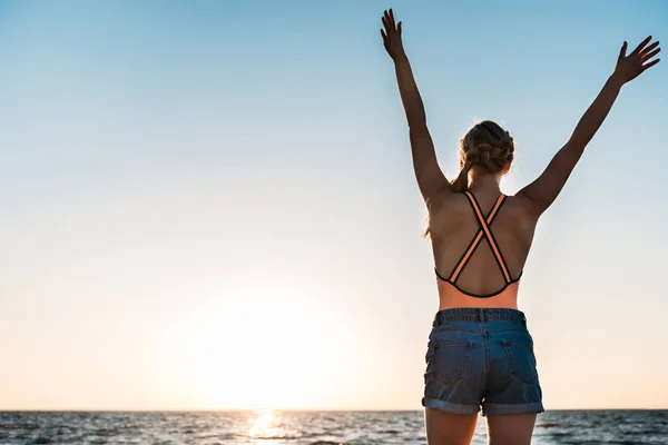 Vue Arrière Jeune Femme Levant Les Mains Regardant Beau Coucher — Photo