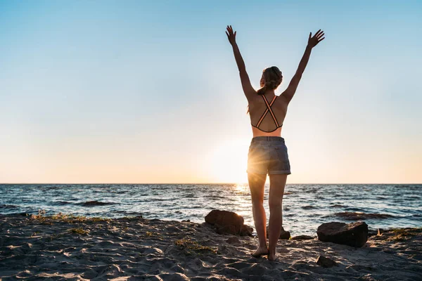 Achteraanzicht Van Jonge Vrouw Verhogen Handen Terwijl Het Strand Bij — Stockfoto