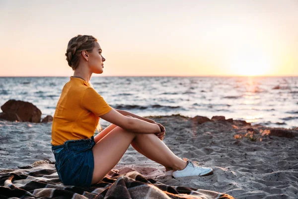Side View Pensive Young Woman Sitting Plaid Beautiful Sea Coast — Stock Photo, Image