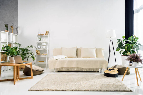 современный интерьер гостиной с белой стильной мебелью
