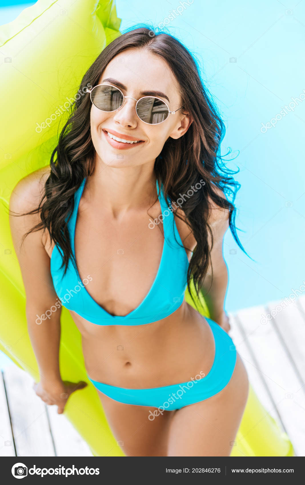 krasivie-foto-devushek-bryunetok-v-bikini-porno