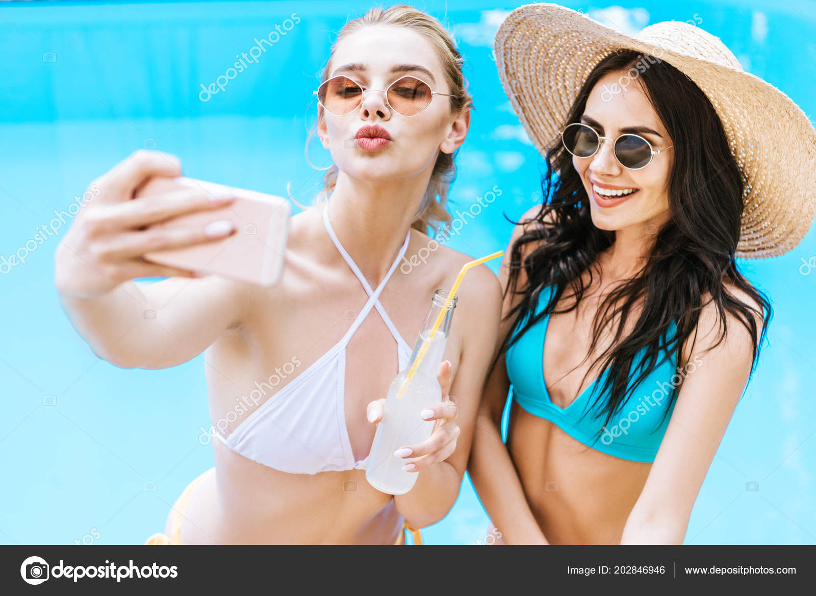 Jóvenes Selfie Baño Mujeres Hermosas Traje Tomando Felizes Con 8PN0wnkXOZ