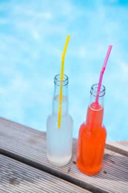 şişe yaz içecekler ve havuz başı itibariyle içme payet ile yakından görmek