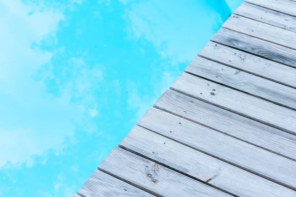 Grijs Houten Planken Helder Transparant Zwembad — Stockfoto