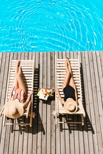 High Angle View Young Girlfriends Lying Chaise Lounges Swimming Pool — Stock Photo, Image