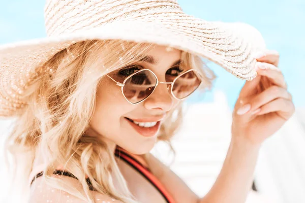 Portrait Beautiful Young Blonde Woman Wicker Hat Sunglasses Smiling Camera — Stock Photo, Image