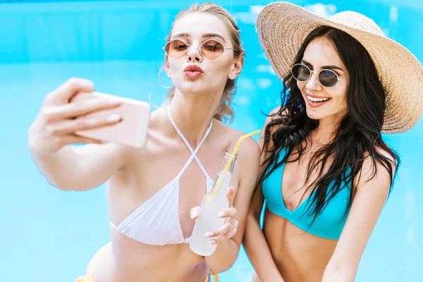 Szép Boldog Fiatal Nők Fürdőruha Véve Selfie Smartphone Közelében Uszoda — Stock Fotó