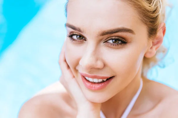 Close Portrait Beautiful Young Woman Smiling Camera Poolside — Stock Photo, Image