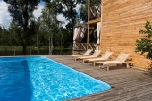 prázdný útulné lehátka u bazénu v slunečný den