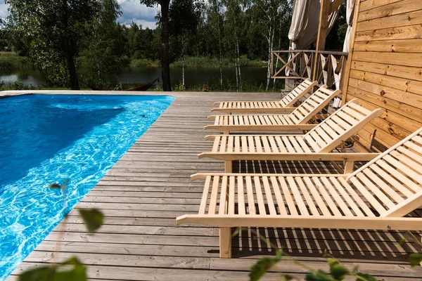 Empty Cozy Chaise Lounges Swimming Pool — Stock Photo, Image