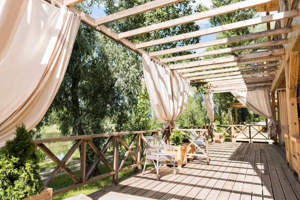 Schöne Gemütliche Terrasse Mit Leeren Stühlen Sonnigen Sommertagen — Stockfoto