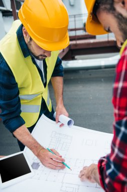 profesyonel mimarlar planları ve dijital tablet ile çalışma