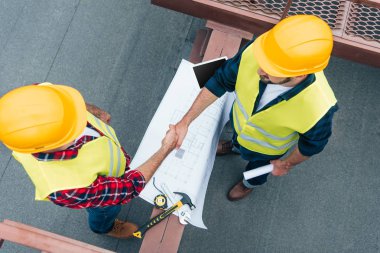 kask ile tokalaşırken çatıda planları mühendislerince havai görünümü