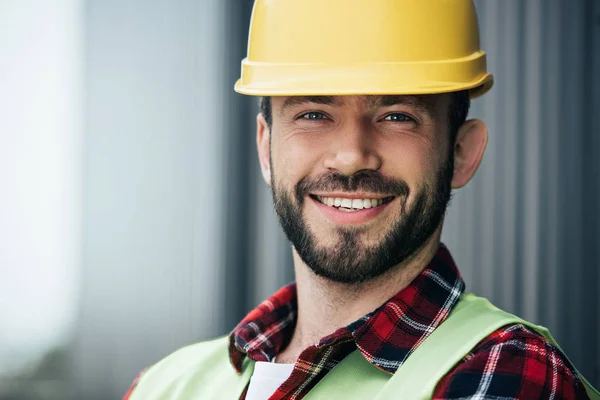 Porträt Eines Männlichen Lächelnden Arbeiters Mit Gelbem Helm — Stockfoto