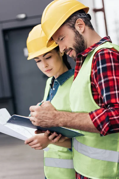 Architects Helmets Working Blueprint Clipboard Roof Together — Stock Photo, Image