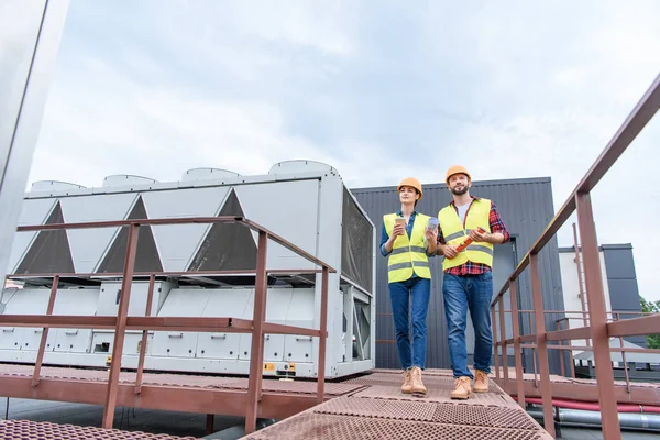 Ingenieros Cascos Con Plano Café Para Llevar Caminar Nivel Techo — Foto de Stock