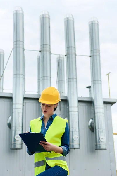 Bella Ingegnere Donna Giubbotto Sicurezza Hardhat Scrittura Negli Appunti Sulla — Foto Stock