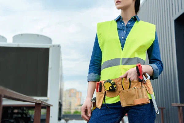 Περικοπεί Άποψη Της Γυναικείας Μηχανικός Ζώνη Εργαλείων Στη Φανέλλα Ασφάλειας — Φωτογραφία Αρχείου