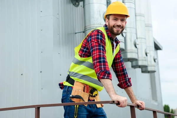 Arquitecto Profesional Masculino Chaleco Seguridad Casco Posando Techo — Foto de Stock