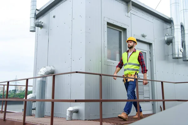 Ingénieur Professionnel Masculin Gilet Sécurité Casque Marche Sur Construction — Photo