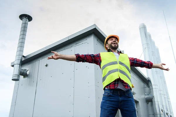 Opgewonden Mannelijke Professionele Constructor Veiligheidsvest Helm Poseren Met Open Armen — Stockfoto