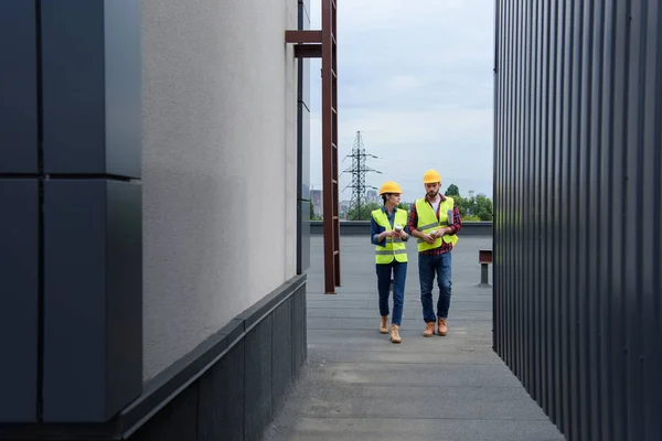 Architecten Helmen Met Blauwdruk Koffie Wandelen Dak — Stockfoto