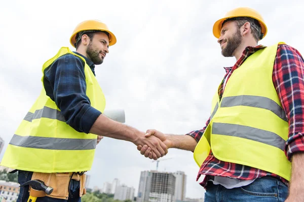 Two Engineers Safety Vests Helmets Shaking Hands Roof — Stock Photo, Image