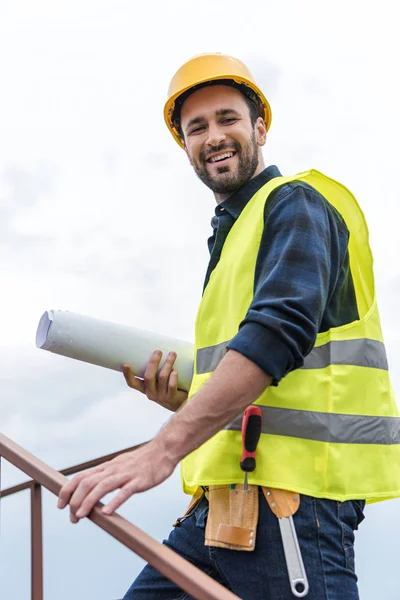 Leende Ingenjör Säkerhetsväst Med Verktygsbälte Och Blueprint — Stockfoto