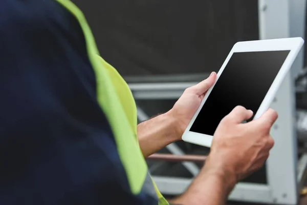 Vista Cortada Trabalhador Colete Segurança Usando Tablet Digital Com Espaço — Fotografia de Stock Grátis