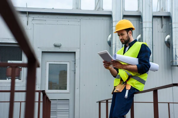 Architetto Giubbotto Sicurezza Casco Con Cianografia Utilizzando Tablet Sul Tetto — Foto Stock