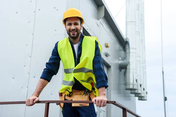 Mužské Usmívající Inženýr Bezpečnostní Vestu Helmu Pásem Nástroj Pro Stavebnictví — Stock fotografie